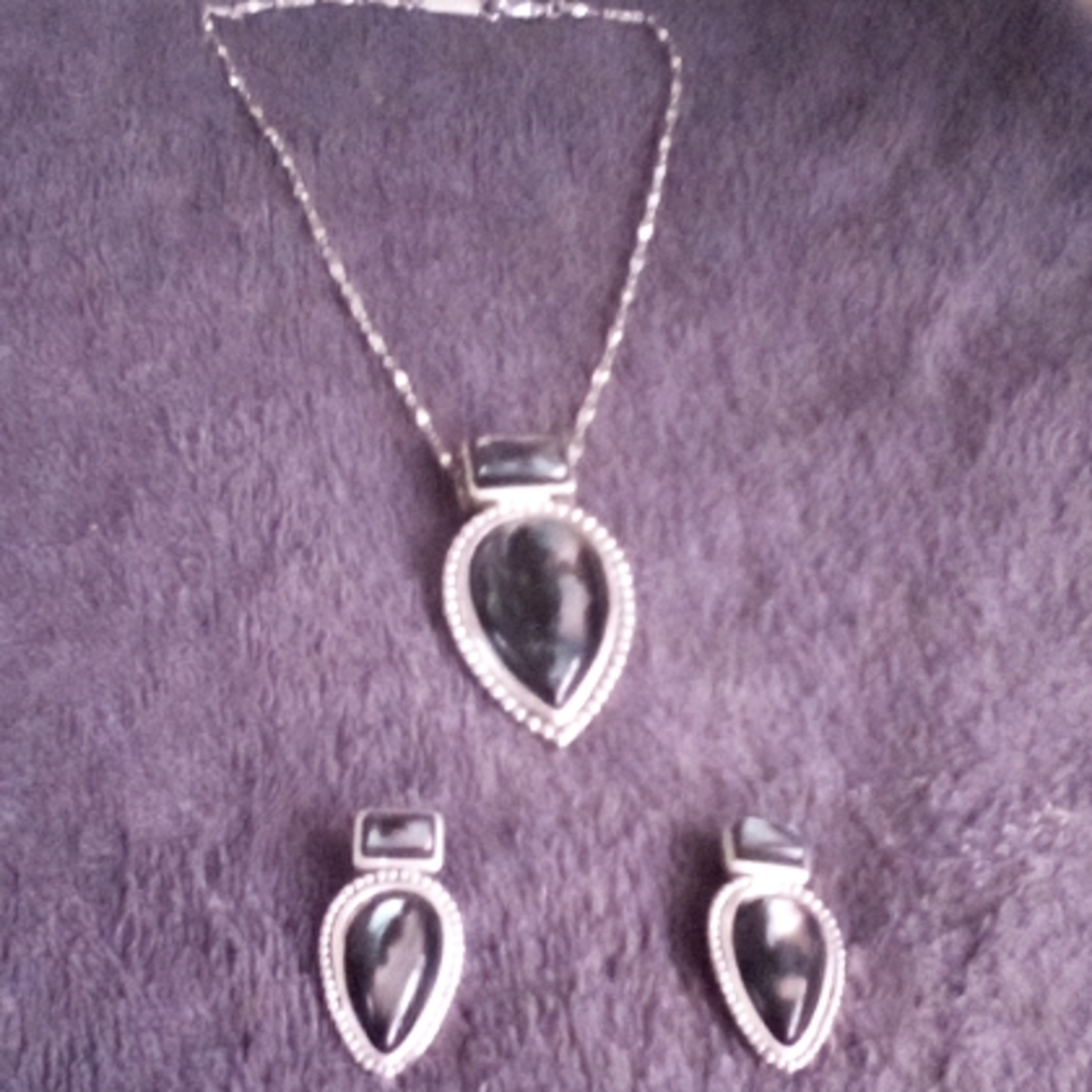 Moodrock Gloss Black sto es. Pendant on a silver chain and earrings to match